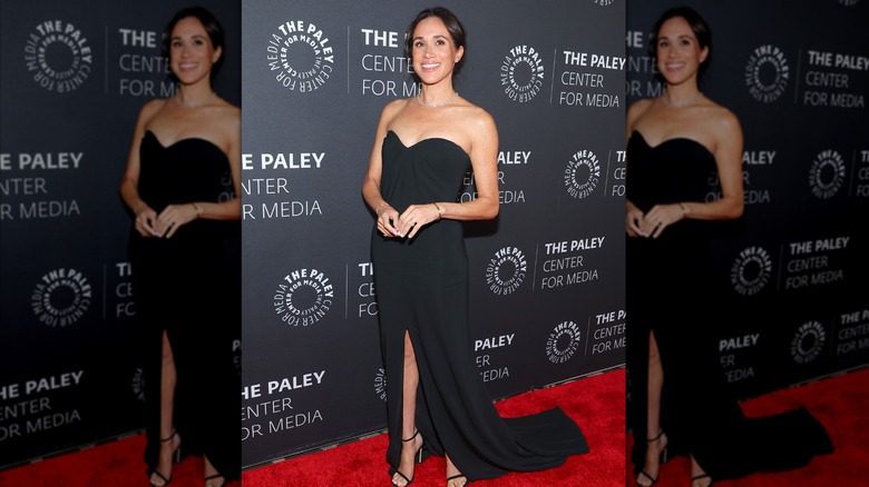 Meghan Markle portant une robe noire sur le tapis rouge du Paley Center for Media