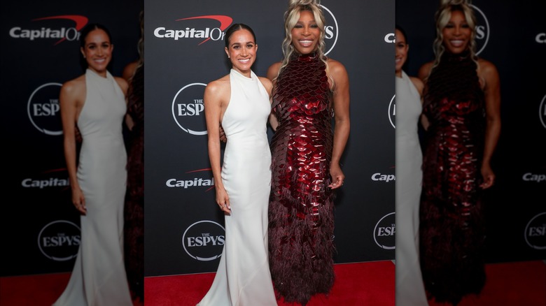 Meghan Markle vêtue d'une robe blanche pose aux côtés de Serena Williams aux ESPY Awards
