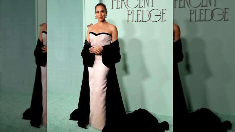 Meghan Markle portant une robe champagne lors du gala de collecte de fonds Fifteen Percent Pledge
