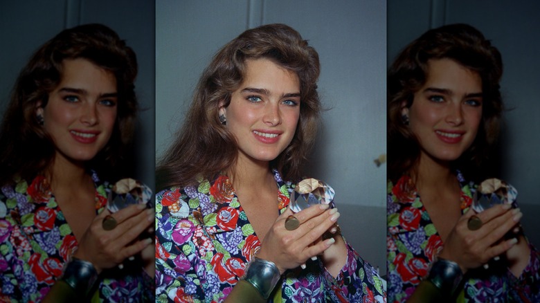 Brooke Shields tenant un diamant en 1988