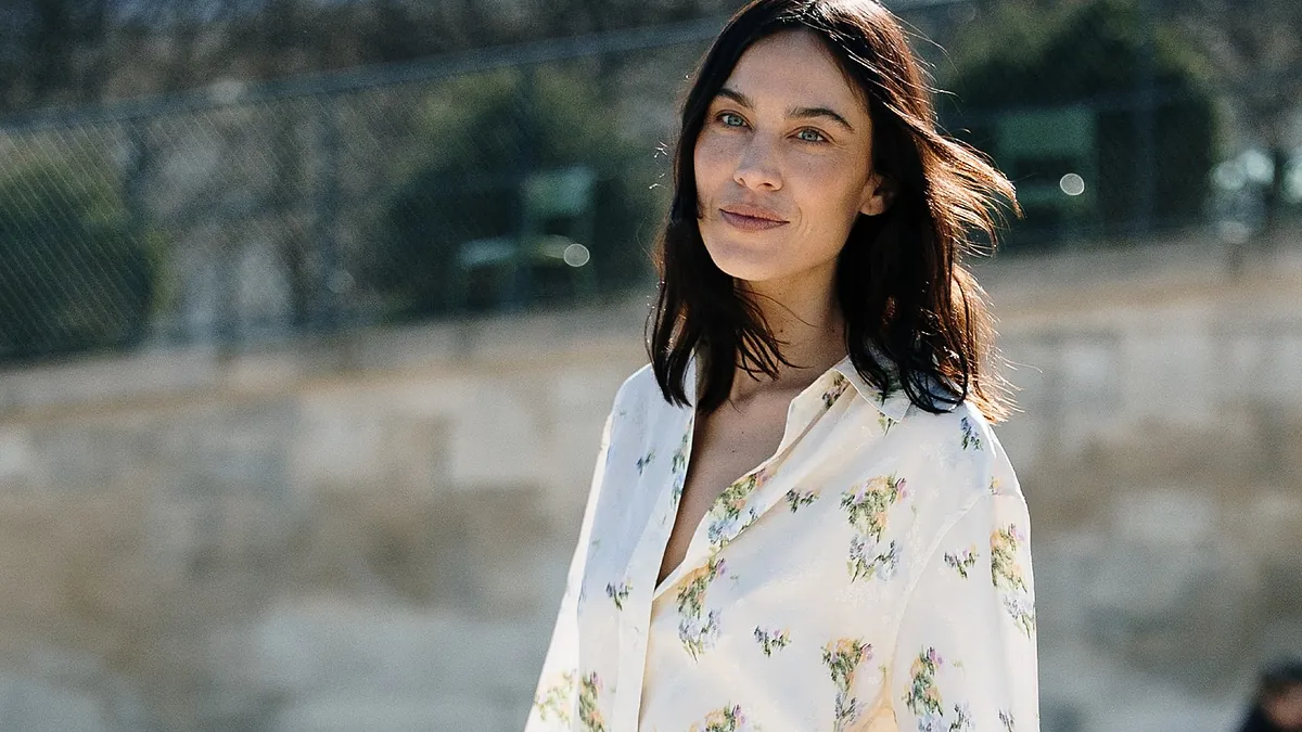 Pourquoi sommes-nous toujours fascinés par Alexa Chung, personnification de l’élégance sans effort ? Ses plus beaux looks longs, courts, avec des jeans et les tendances les plus difficiles