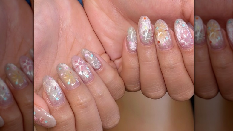 Ongles irisés avec des motifs de feux d'artifice.