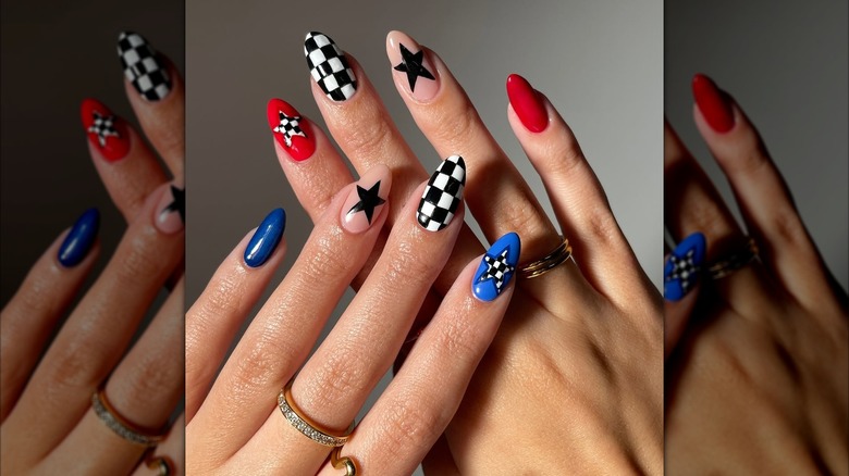 Ongles avec des étoiles rouges, blanches, bleues et noires et des motifs en damier.
