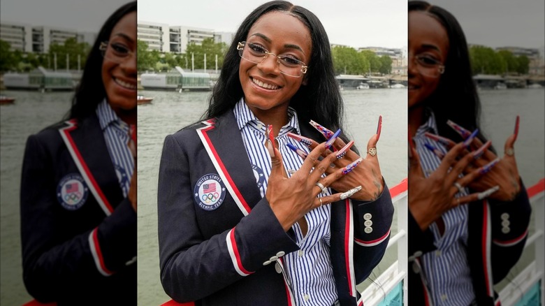 La coureuse olympique Sha'Carri Richardson montre ses ongles de l'équipe américaine.