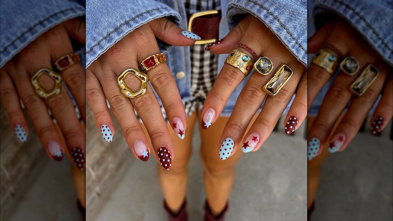 Ongles rouges et bleus à pois et étoiles.