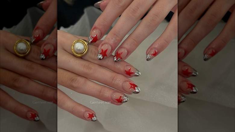Ongles avec une pointe française chromée et des étoiles rouges.
