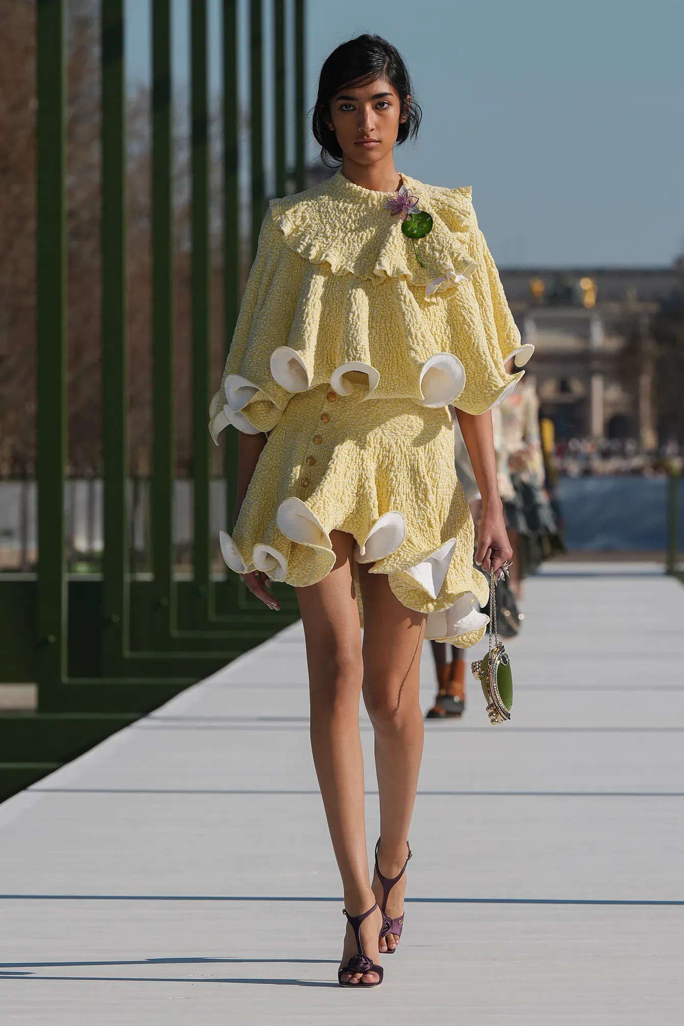 Détail de la fleur de calla traduite en tissu lors du défilé Dior.