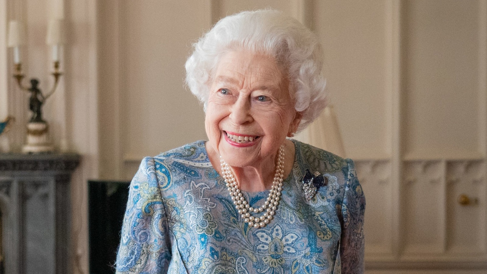 Qu'y avait-il dans la trousse de maquillage de la reine Elizabeth ? Ses achats de produits de beauté étaient moins chers que vous ne le pensez