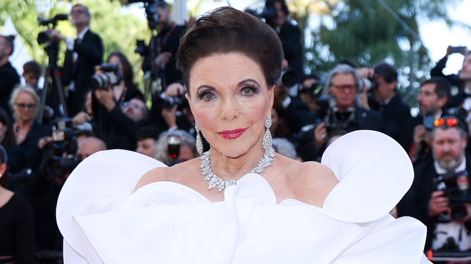 Joan Collins attribue son apparence époustouflante dans ses années 90 à une philosophie de vie simple