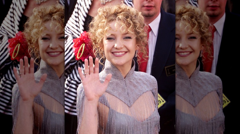 Kate Hudson souriante et saluant la main lors des Oscars 2001