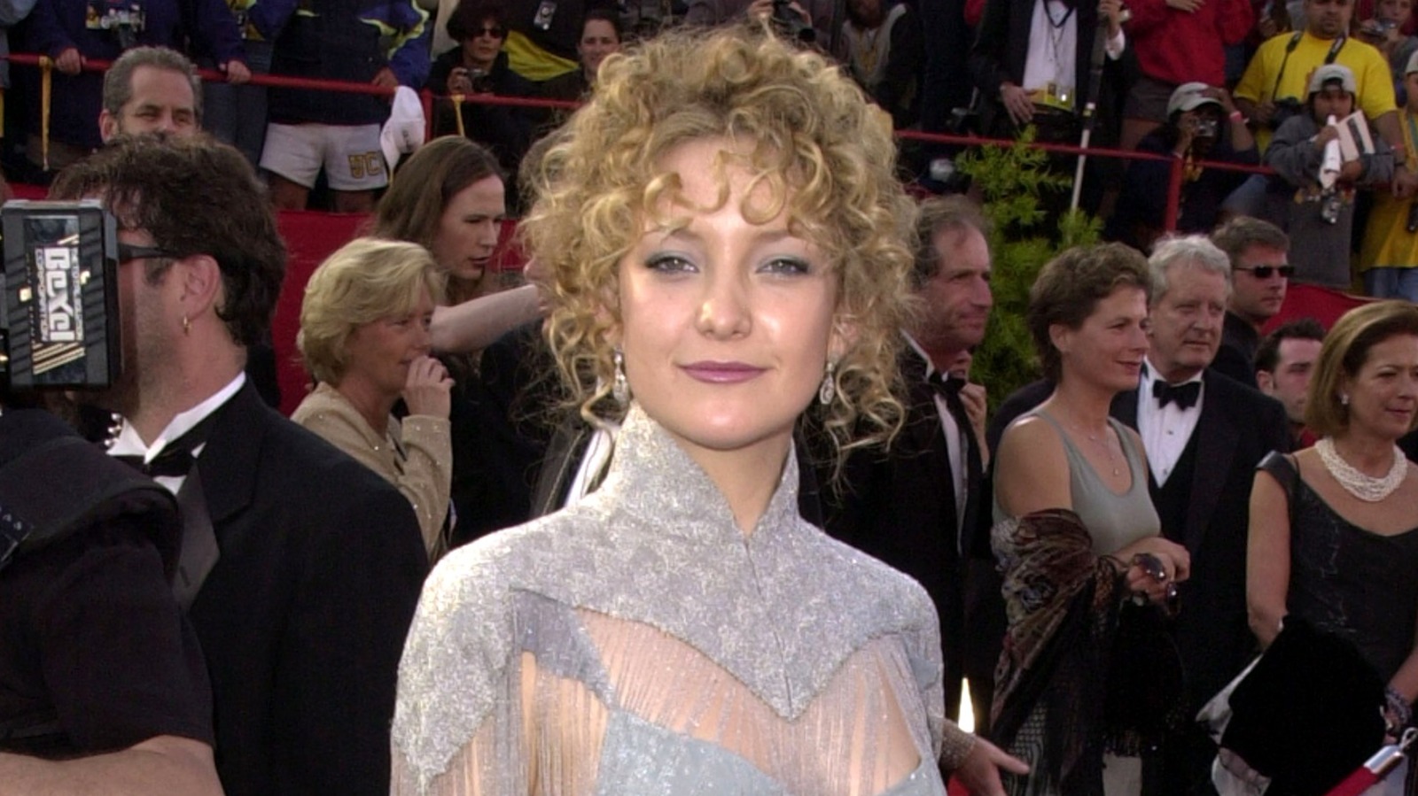 Le look des Oscars 2001 de Kate Hudson fait partie des listes les plus mal habillées, mais elle l'aime toujours (et nous aussi)