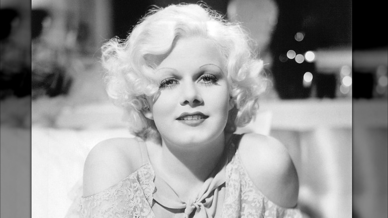 Jean Harlow photographié en noir et blanc avec des cheveux bouclés platine
