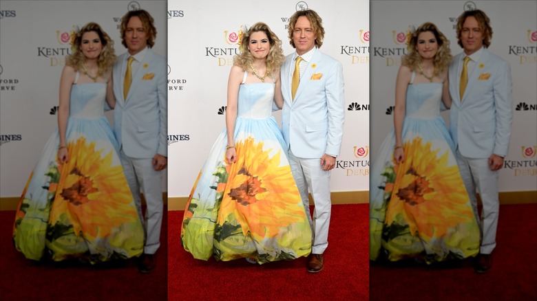 Dannielynn Birkhead se tient à côté de Larry Birkhead, vêtue d'une robe de bal inspirée du tournesol