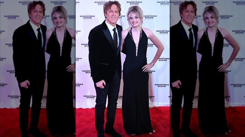 Larry Birkhead se tient à côté de Dannielynn Birkhead qui porte une robe noire