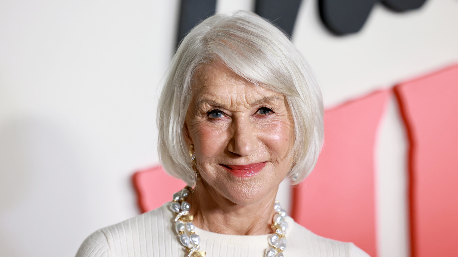 « Où sont les produits spécifiquement pour nous ? » : les réflexions d'Helen Mirren sur les produits de beauté pour les femmes plus âgées