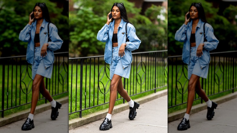 Simone Ashley se promenant dans Manhattan en 2024.