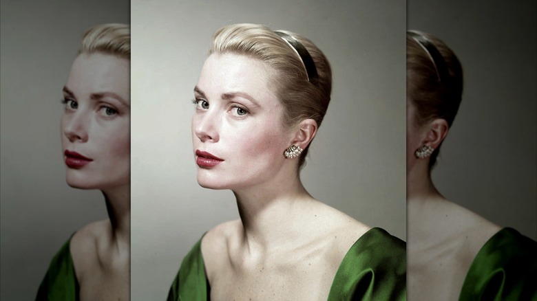 Grace Kelly posant dans un haut vert avec des boucles d'oreilles en perles et ses cheveux relevés avec un bandeau.