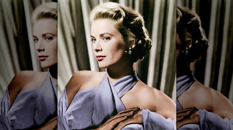 Grace Kelly posant dans une robe dos nu lavande avec de délicates boucles d'oreilles.