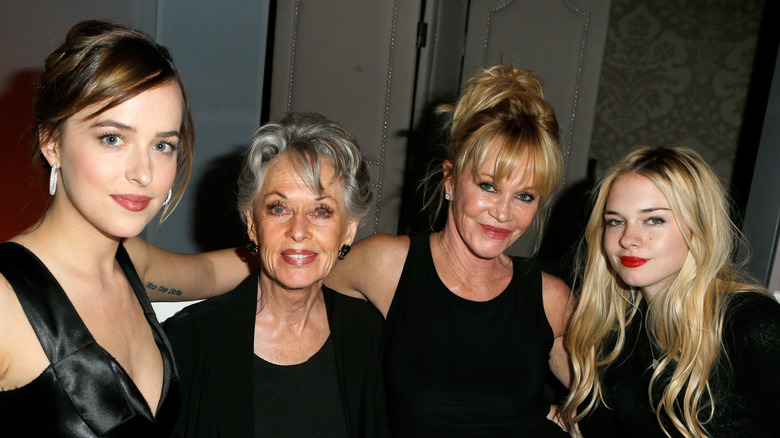 Dakota Johnson, Tippi Hedren, Melanie Griffith et Stella Banderas sourient pour une photo