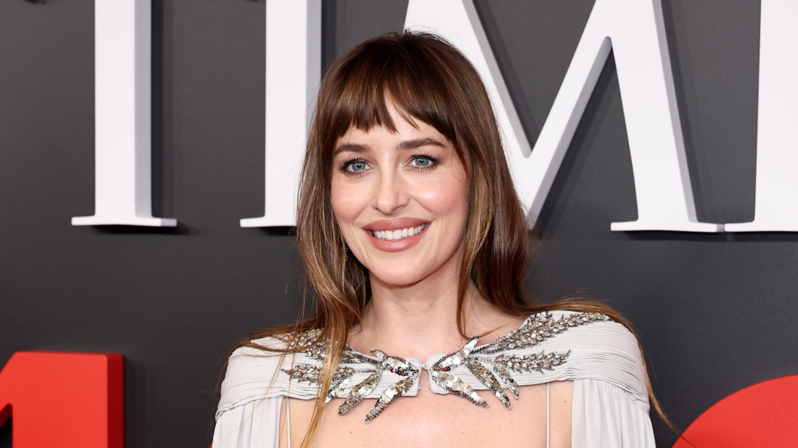 Dakota Johnson a hérité du sourire mégawatt de sa mère Melanie Griffith et ces photos le prouvent
