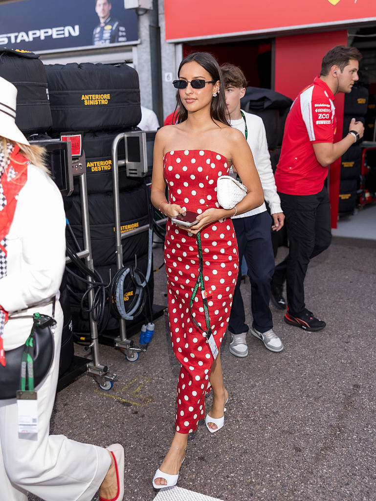 Alexandra Saint Mleux en robe à pois et accessoires blancs.