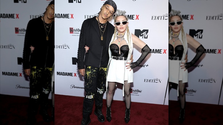 Madonna en 2021 dans un ensemble noir et blanc