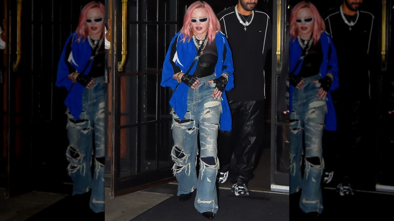 Madonna en 2022 avec cheveux roses et lunettes de soleil