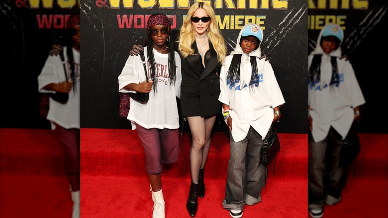 Madonna en 2024 posant avec ses filles jumelles