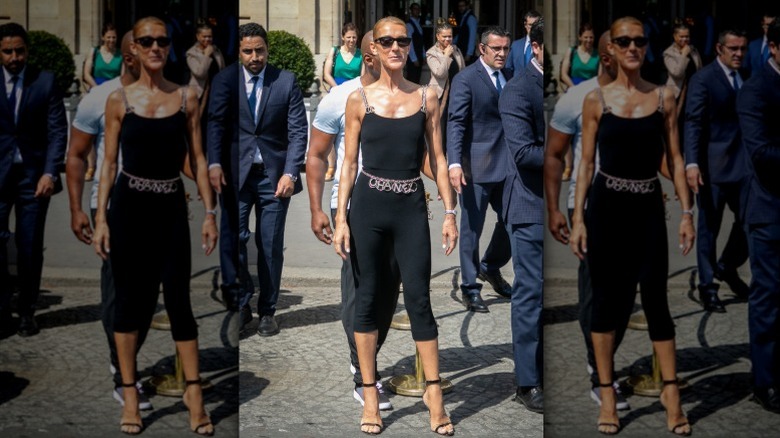 Céline Dion dans une combinaison Chanel à la semaine de la Couture à Paris
