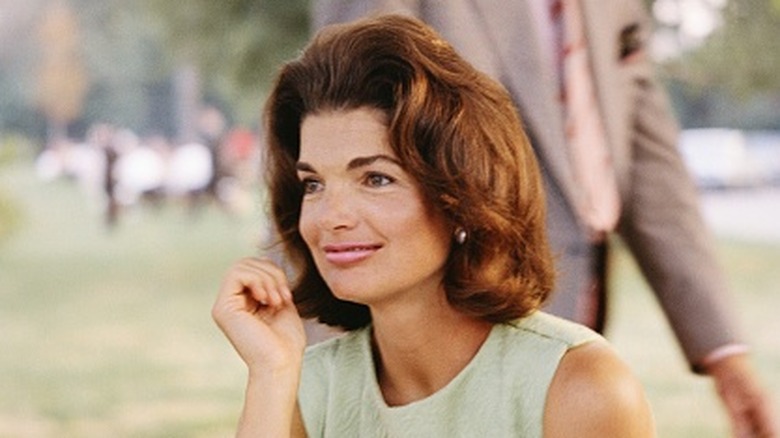 Jacqueline Kennedy Onassis avec un carré inversé