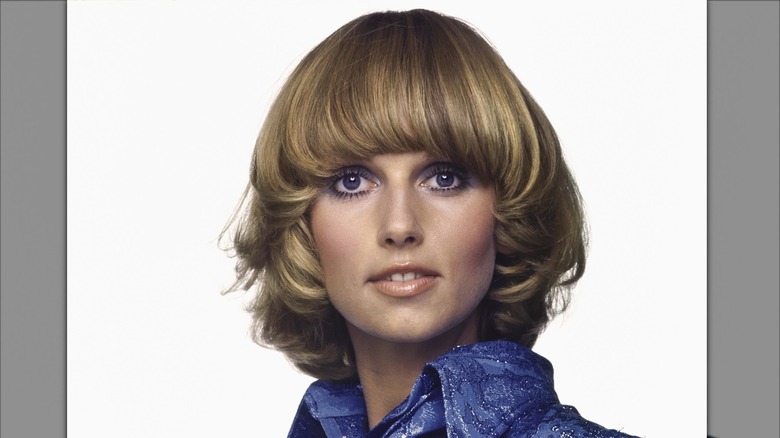 Femme avec une coupe de cheveux pageboy