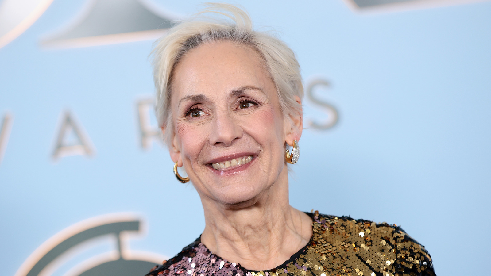 La robe des Tony Awards 2026 de Laurie Metcalf est stupéfiante, mais la transformation de ses cheveux gris a volé la vedette