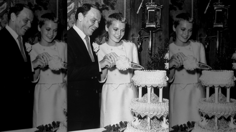 Le chanteur Frank Sinatra et Mia Farrow coupant leur gâteau de mariage à Las Vegas en 1966