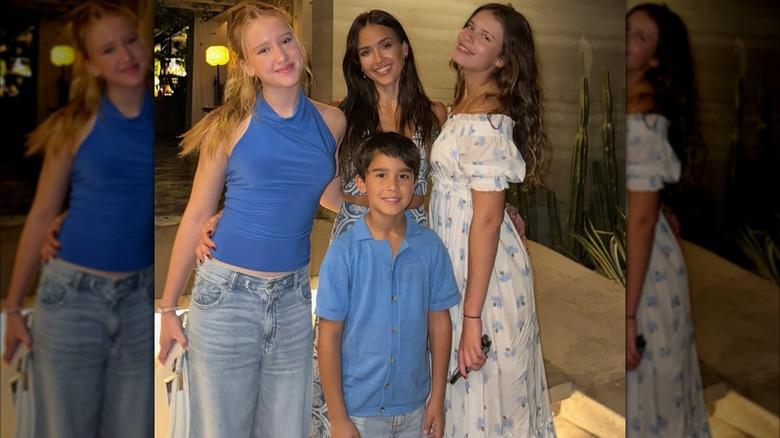 Jessica Alba posant avec ses filles Honor et Haven et son fils Hayes en tenue décontractée.