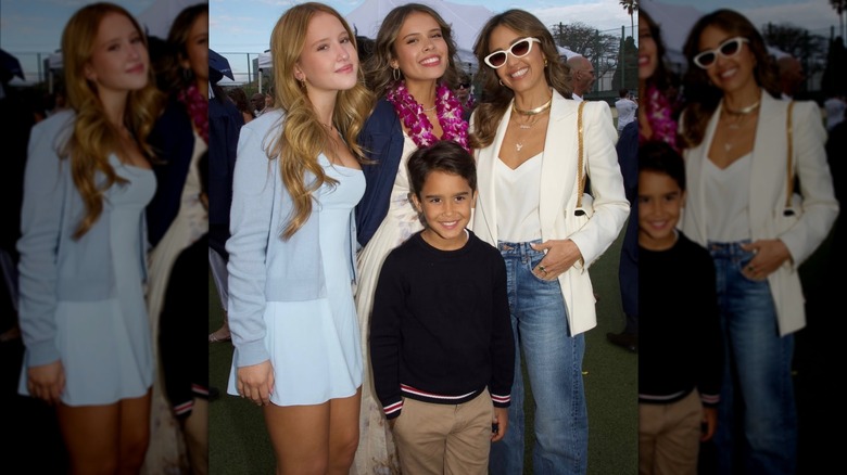Jessica Alba en jean et blazer blanc pose avec ses filles Honor et Haven et son fils Hayes.