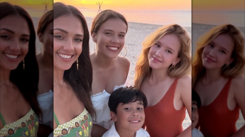 Jessica Alba posant pour un selfie sur la plage avec ses filles Honor et Haven et son fils Hayes.