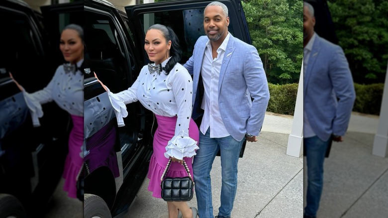 Egypt Sherrod portant un chemisier blanc et noir à pois, une jupe violette et un nœud papillon sur le point de monter dans sa voiture