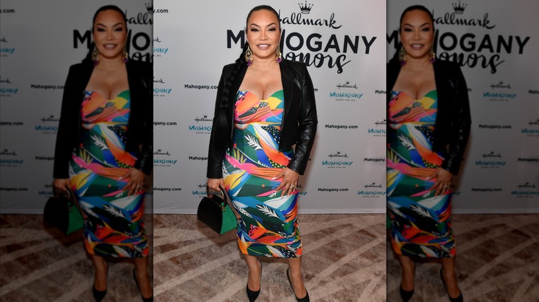 Egypt Sherrod portant une robe à motifs brillants avec un blazer noir lors d'un brunch