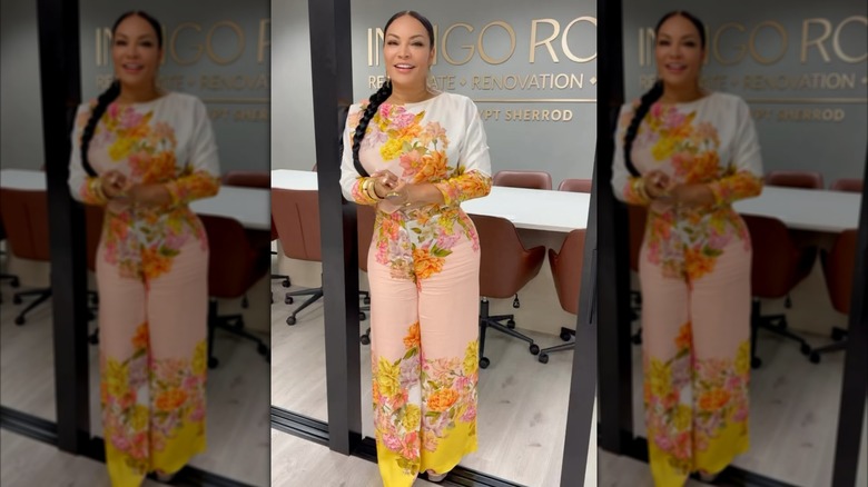 Egypt Sherrod portant un magnifique tailleur-pantalon à fleurs au bureau d'Indigo Road