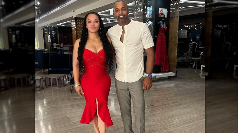 Egypt Sherrod porte une superbe robe rouge au Costa Rica