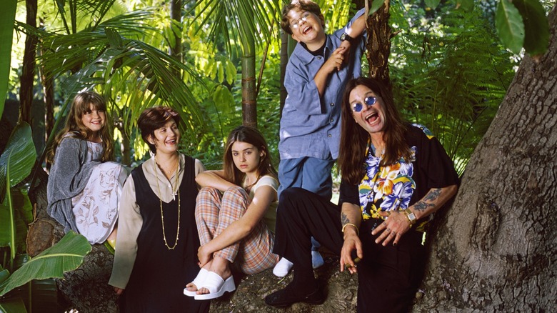 Sharon et Ozzy Osbourne en 1997 posant avec leurs trois enfants