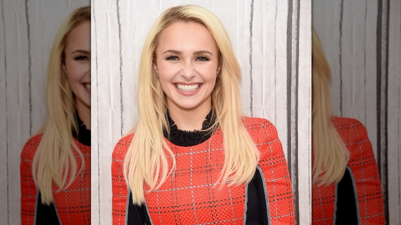 Hayden Panettiere avec ses cheveux séparés sur le côté et superposés autour du visage