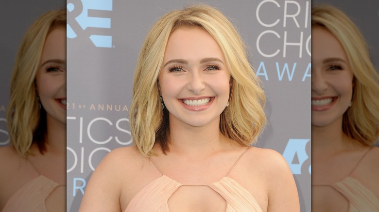 Hayden Panettiere avec un lob ondulé écarté sur le côté
