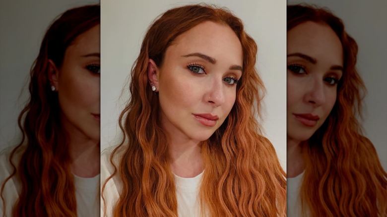 Hayden Panettiere aux cheveux orange et aux vagues de sirène