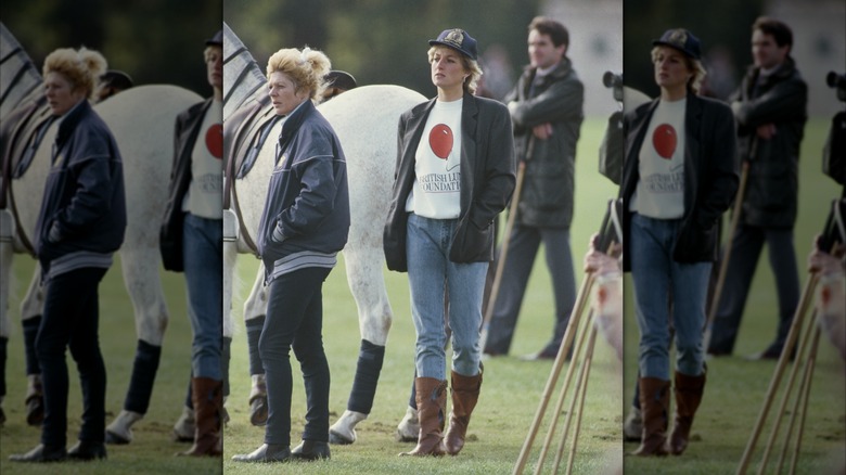 Diana, princesse de Galles, porte un jean et un t-shirt avec des bottes marron et un blazer noir sur un terrain de polo.