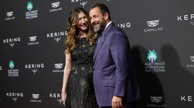 Jackie Sandler sourit à Adam Sandler