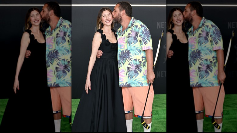 Adam Sandler embrasse Jackie Sandler sur la joue