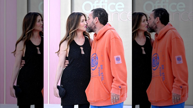 Jackie Sandler et Adam Sandler s'embrassant