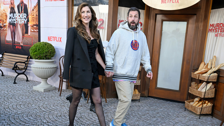 Jackie Sandler et Adam Sandler se tiennent la main