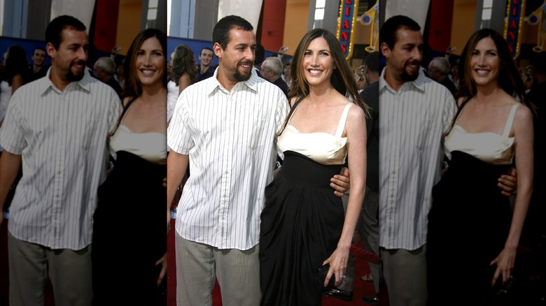 Adam Sandler sourit à sa femme Jackie Sandler